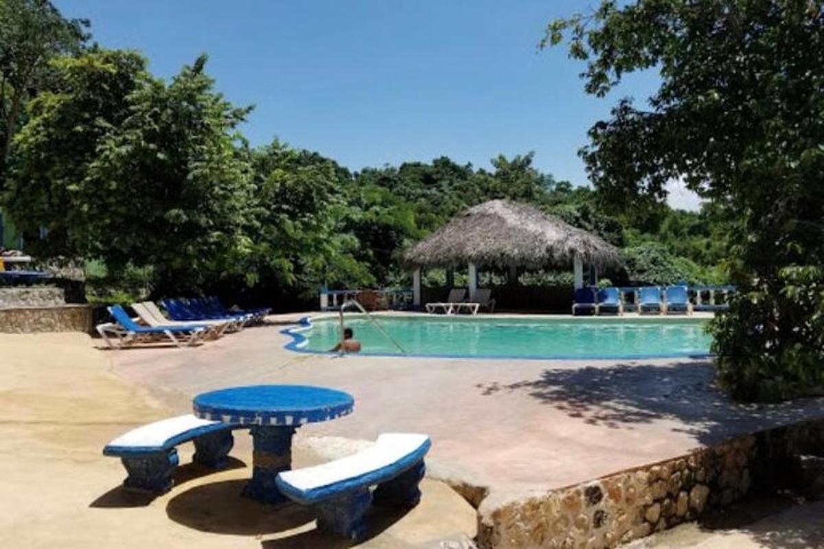 una piscina con tavolo e sedie blu