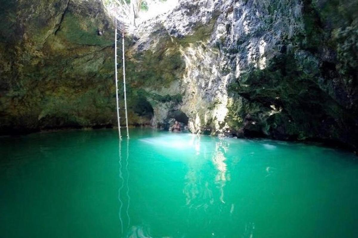 μια λίμνη με σμαραγδένιο πράσινο νερό σε μια σπηλιά
