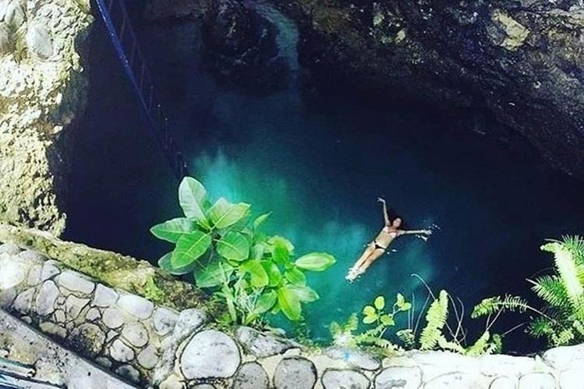 ένας άντρας κολυμπάει σε μια σπηλιά στο νερό