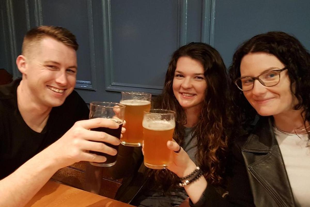 Þriggja manna hópur sem heldur uppi bjórglösum