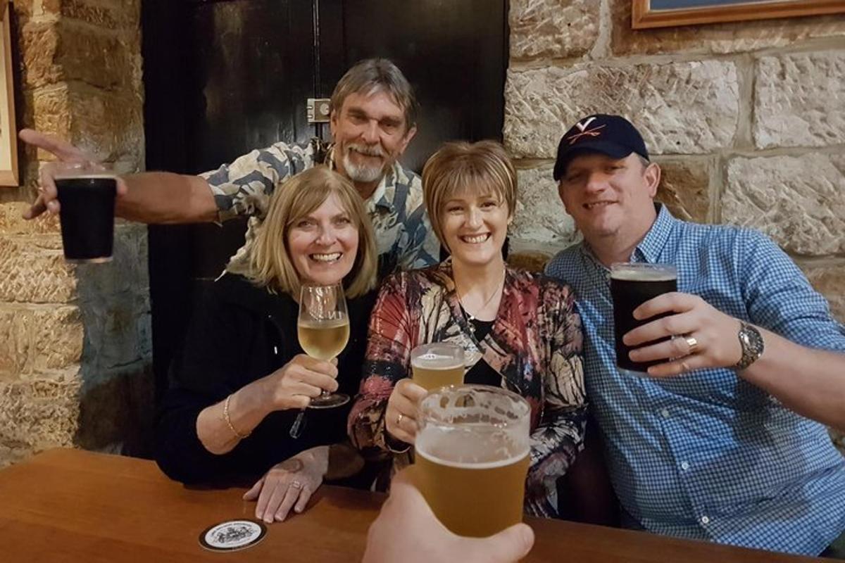 hópur fólks situr við borð með bjórglösum