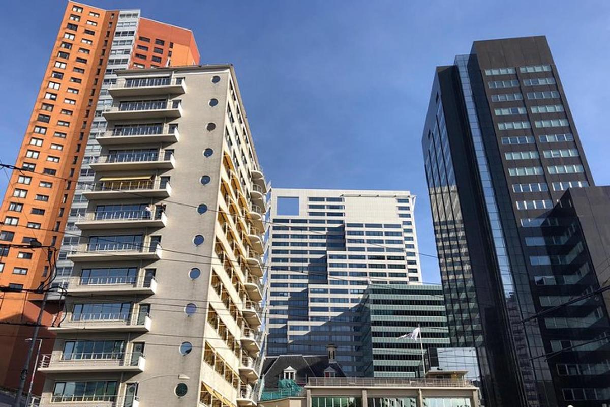 un edificio alto en una ciudad con edificios altos