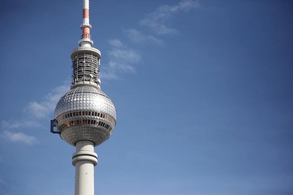 Pogled na berlinski televizijski stolp proti modremu nebu