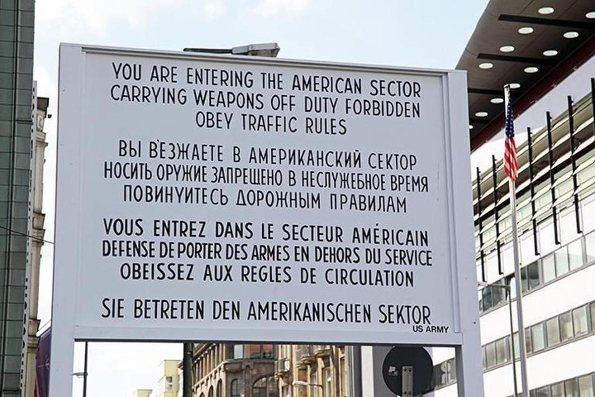 znak, ki pravi, da vstopate v ameriški sektor in nosite orožje, ki ni proizvedeno v času carinjenja