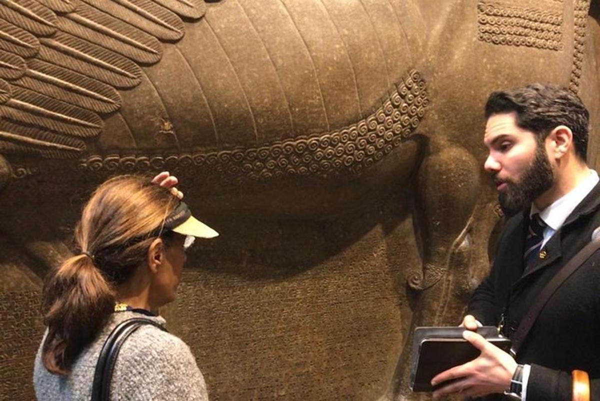 muž a žena stojící před artefaktem