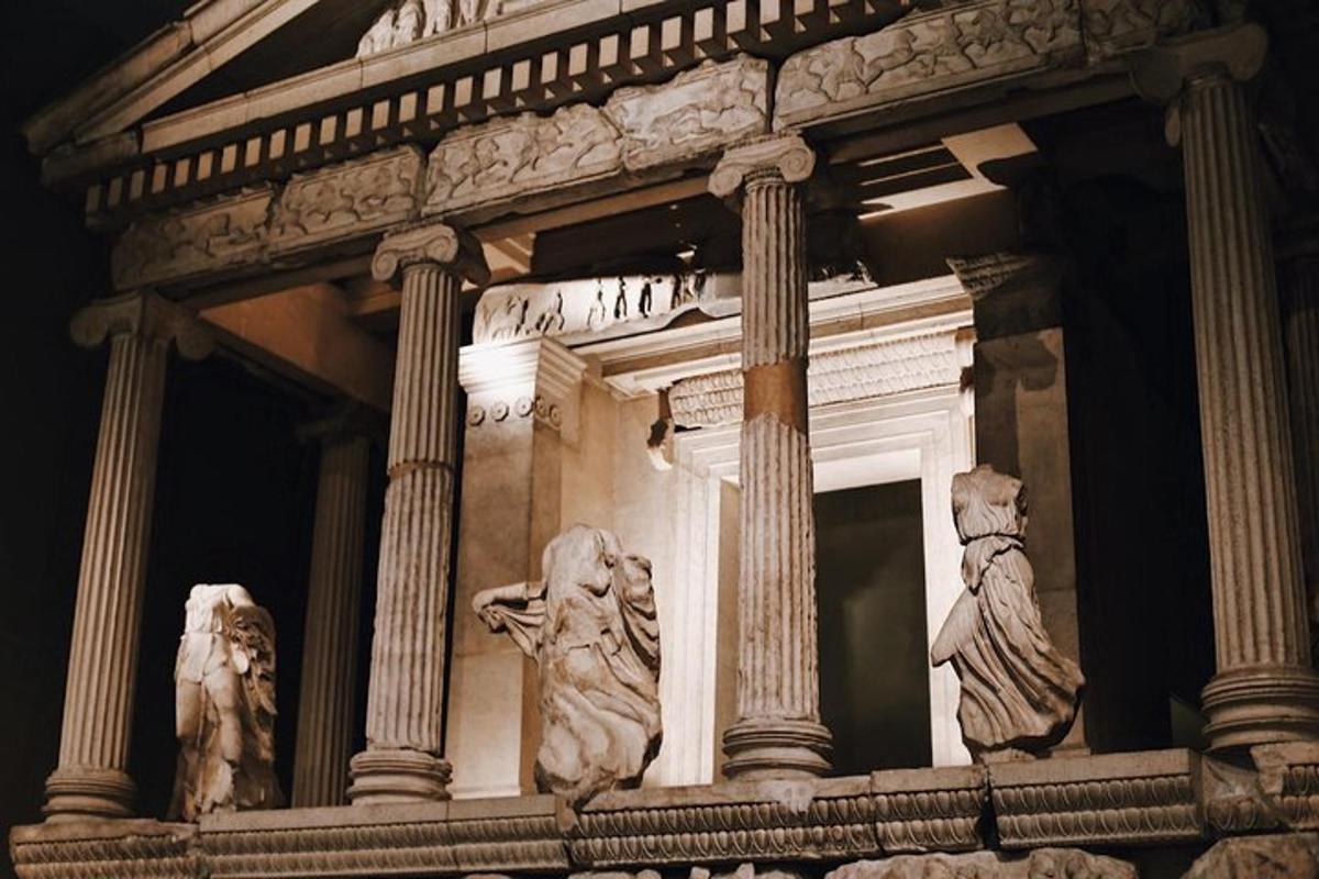 Un edificio con estatuas a los lados.