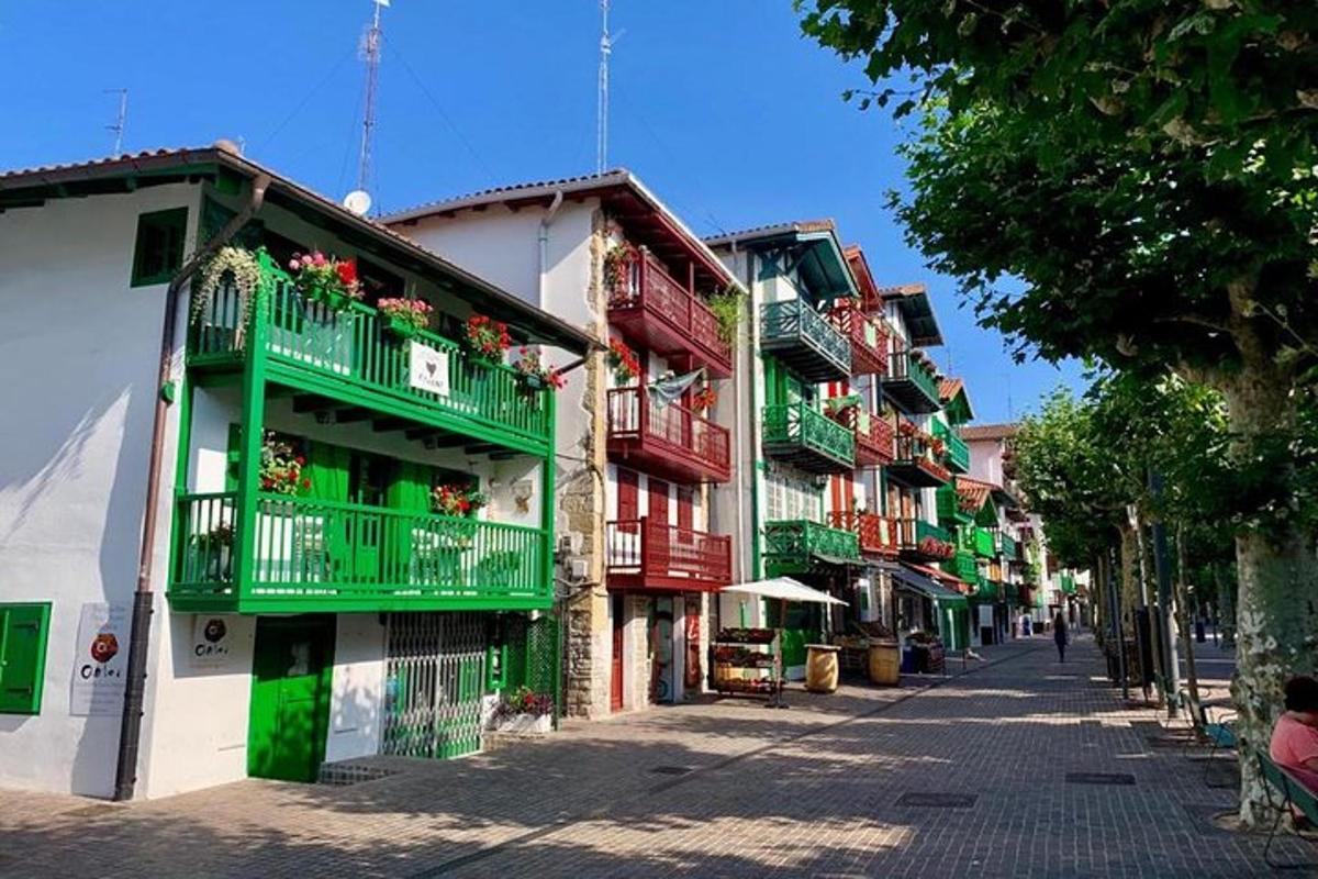 budova se zelenými a červenými balkony na ulici