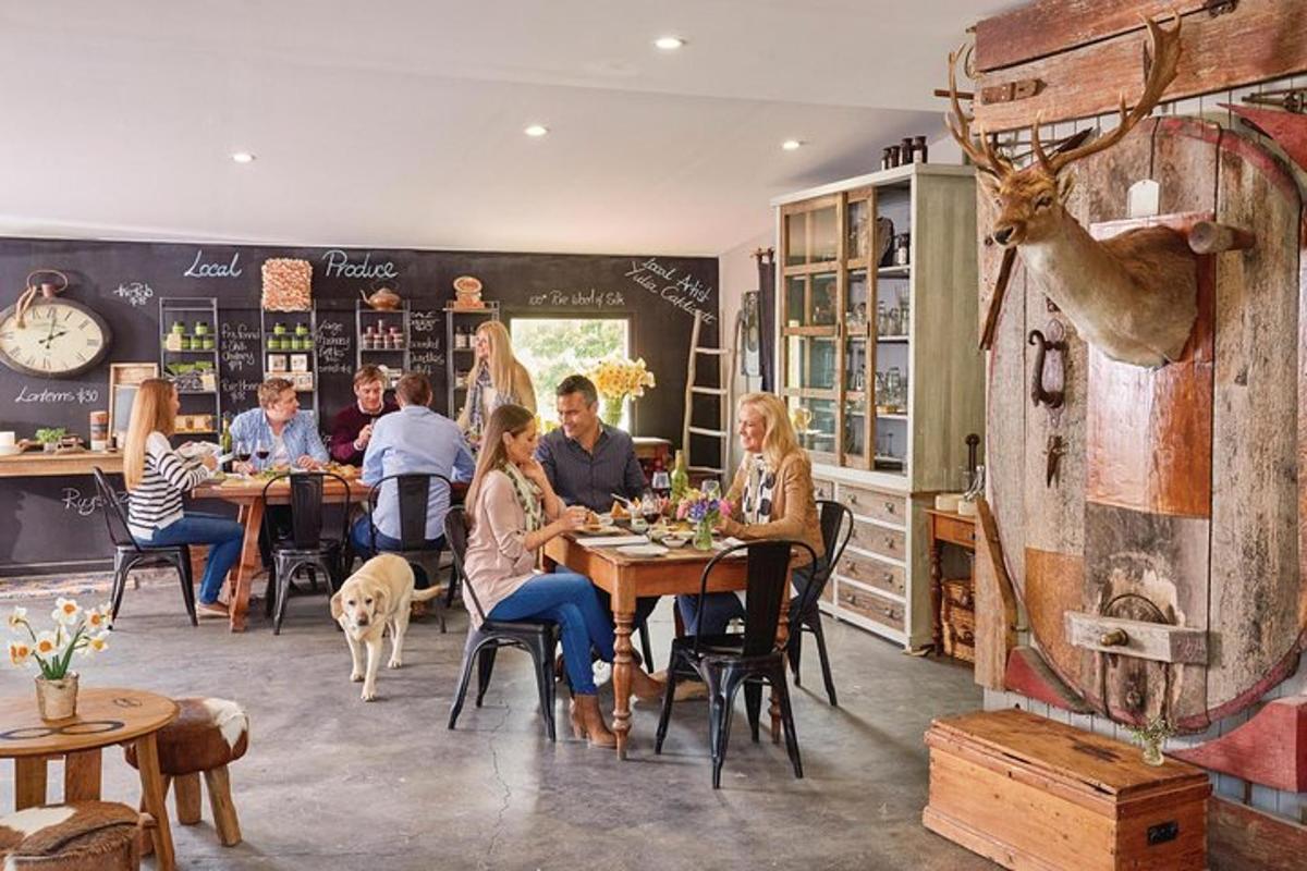 skupina lidí sedících u stolů v restauraci