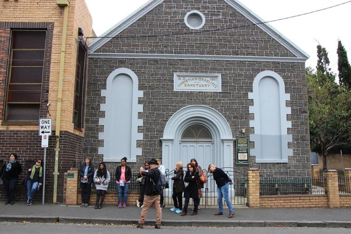 een groep mensen die voor een kerk staat