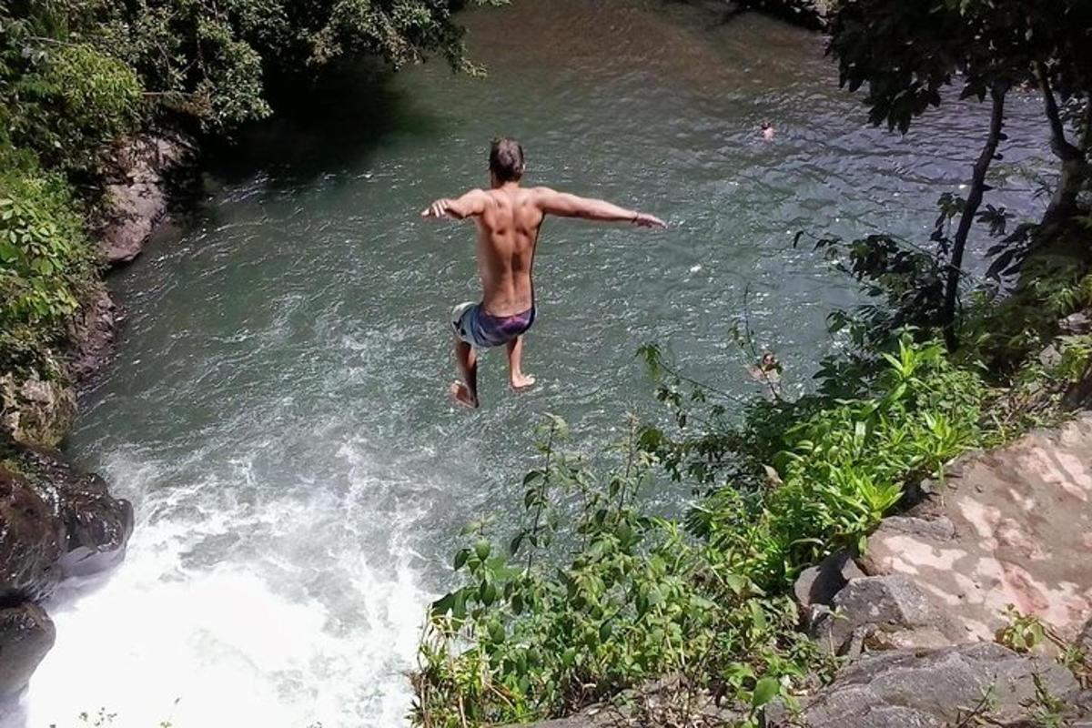 muž skákající do řeky ve vodě