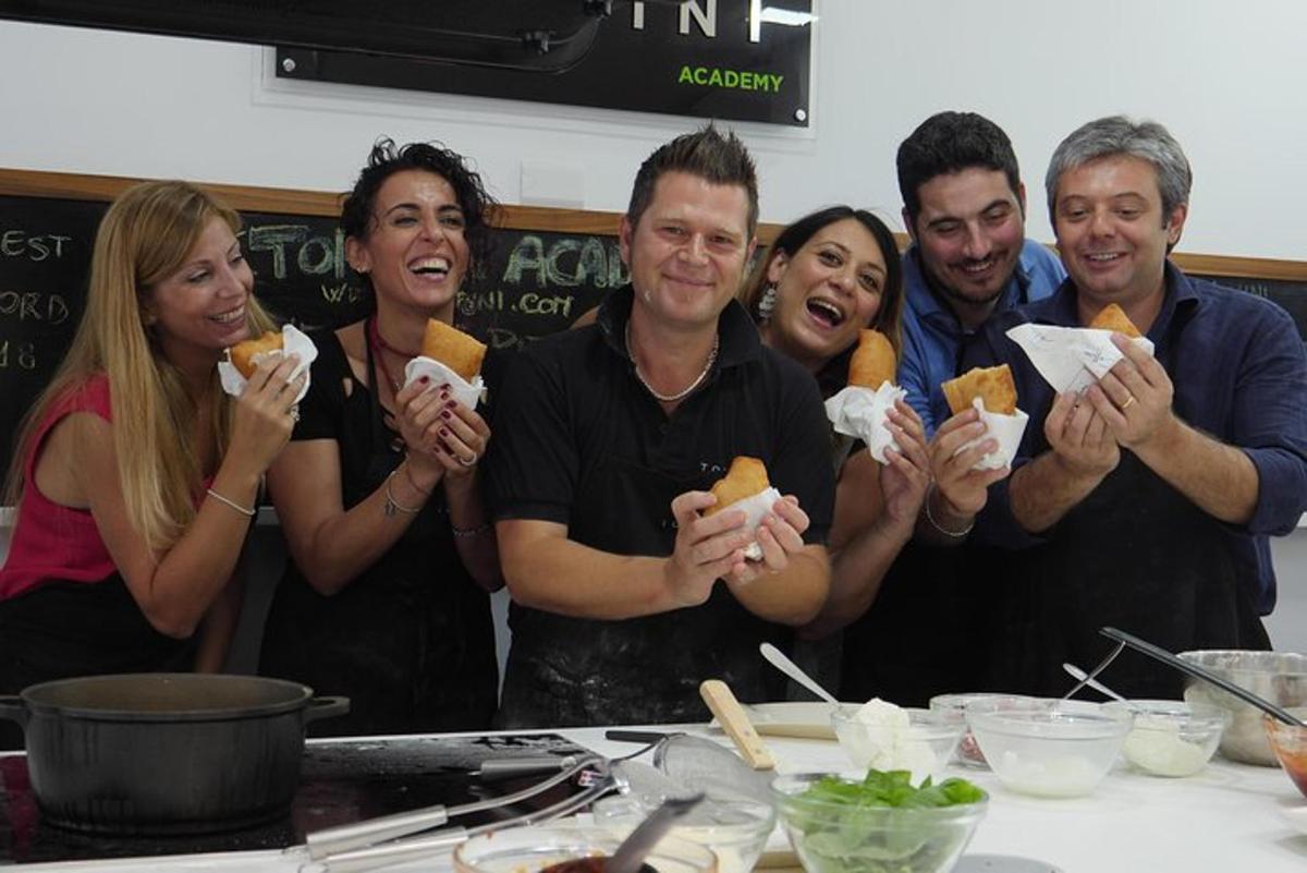 Un grupo de personas sosteniendo comida en sus manos.