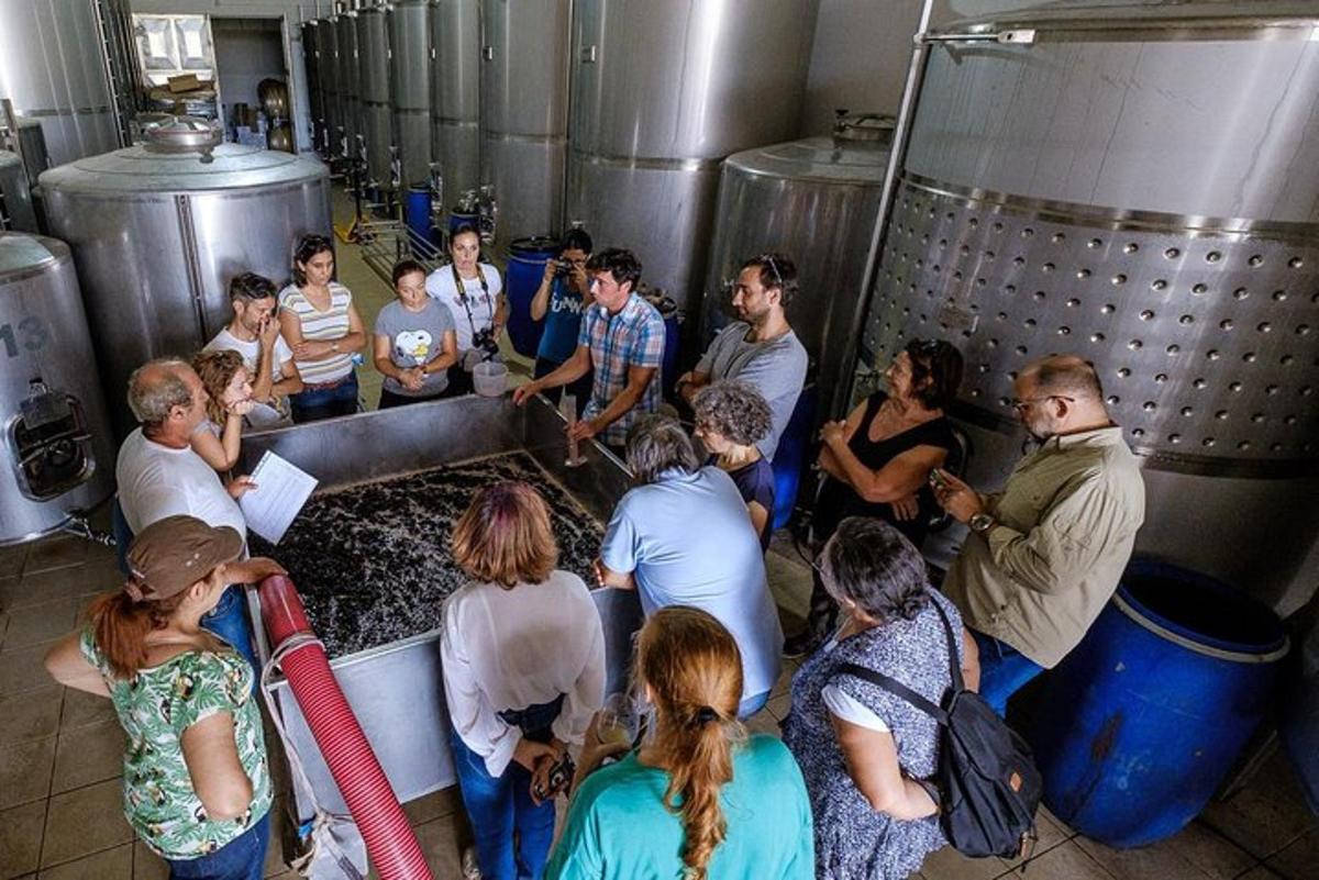 μια ομάδα ανθρώπων που στέκονται τριγύρω σε ένα ζυθοποιείο