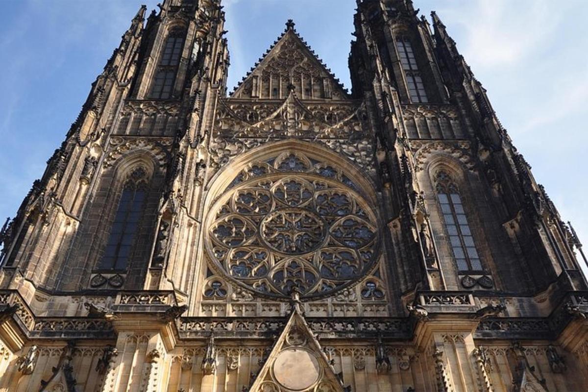 uma grande catedral com duas torres no topo