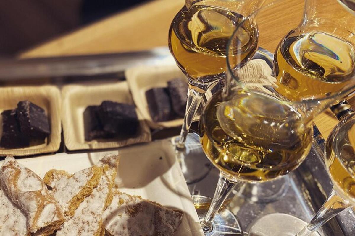 μερικά ποτήρια κρασί δίπλα σε μερικά επιδόρπια