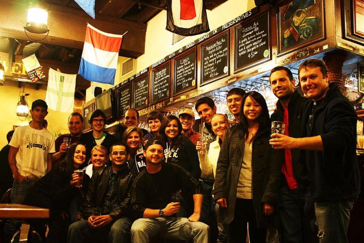un gruppo di persone che posano per una foto in un bar