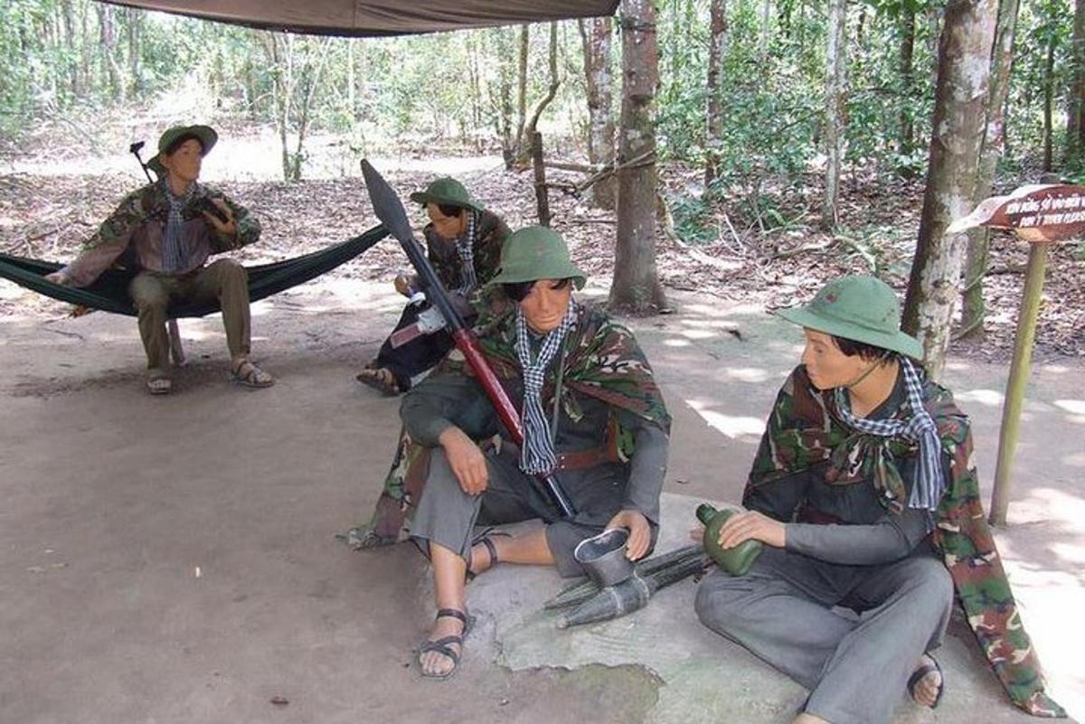 un gruppo di persone in uniforme militare sedute su un'amaca