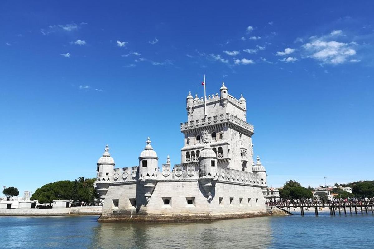 un castel alb în mijlocul apei