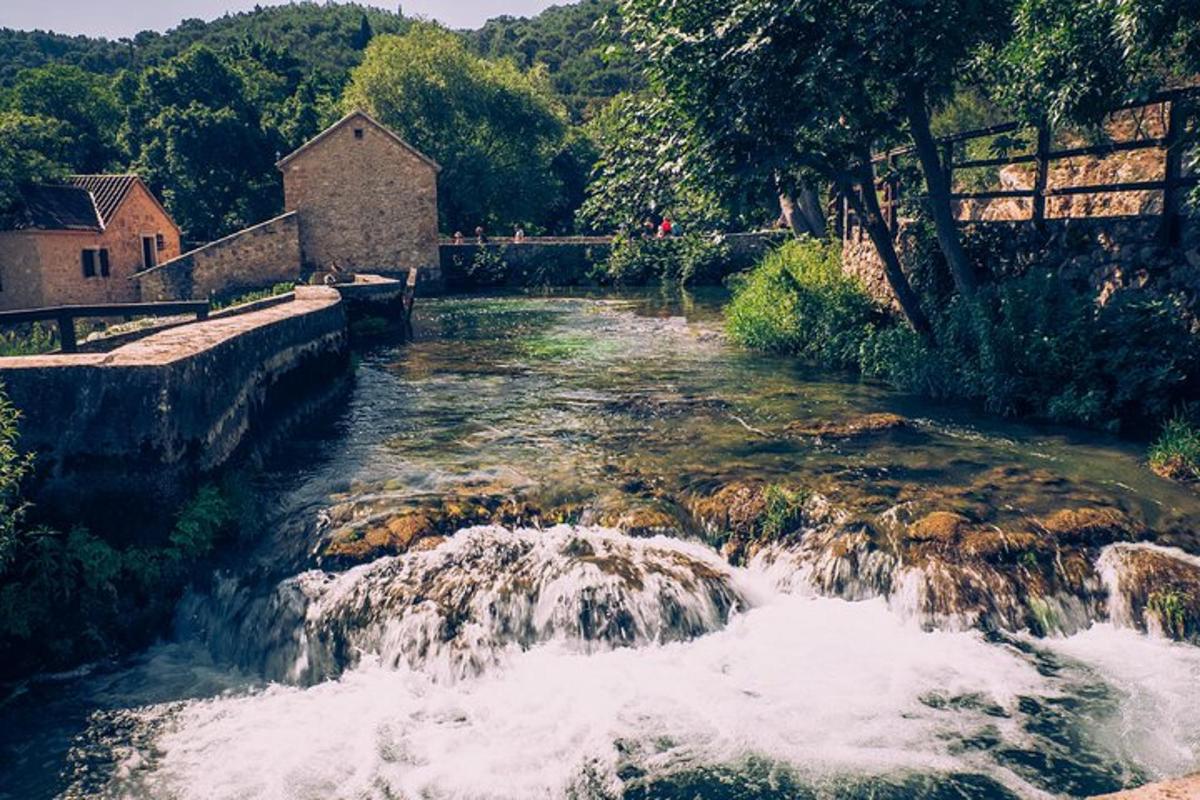 um rio com uma cachoeira em uma cidade