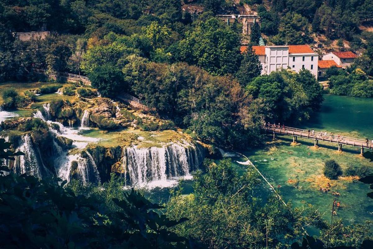 uma vista aérea de uma cachoeira em um rio