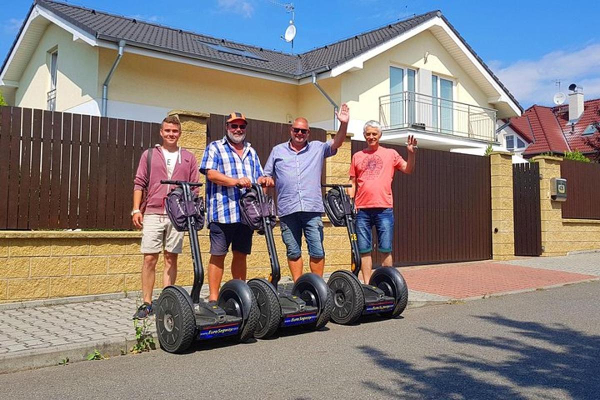 skupina lidí stojící před čtyřmi čtyřkolkami