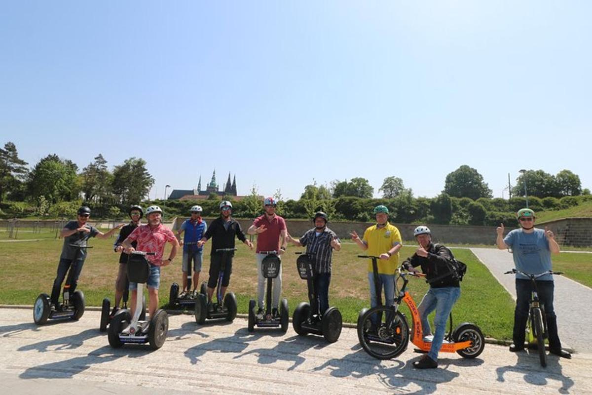 skupina lidí jedoucích na segwayích