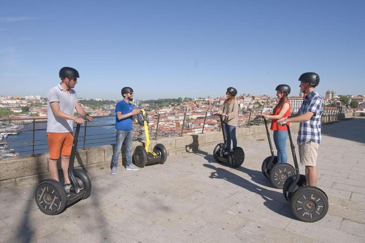 ryhmä ihmisiä seisomassa segwayillä reunalla