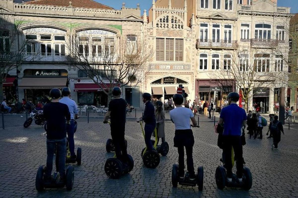 un gruppo di persone che guidano i segway su una strada