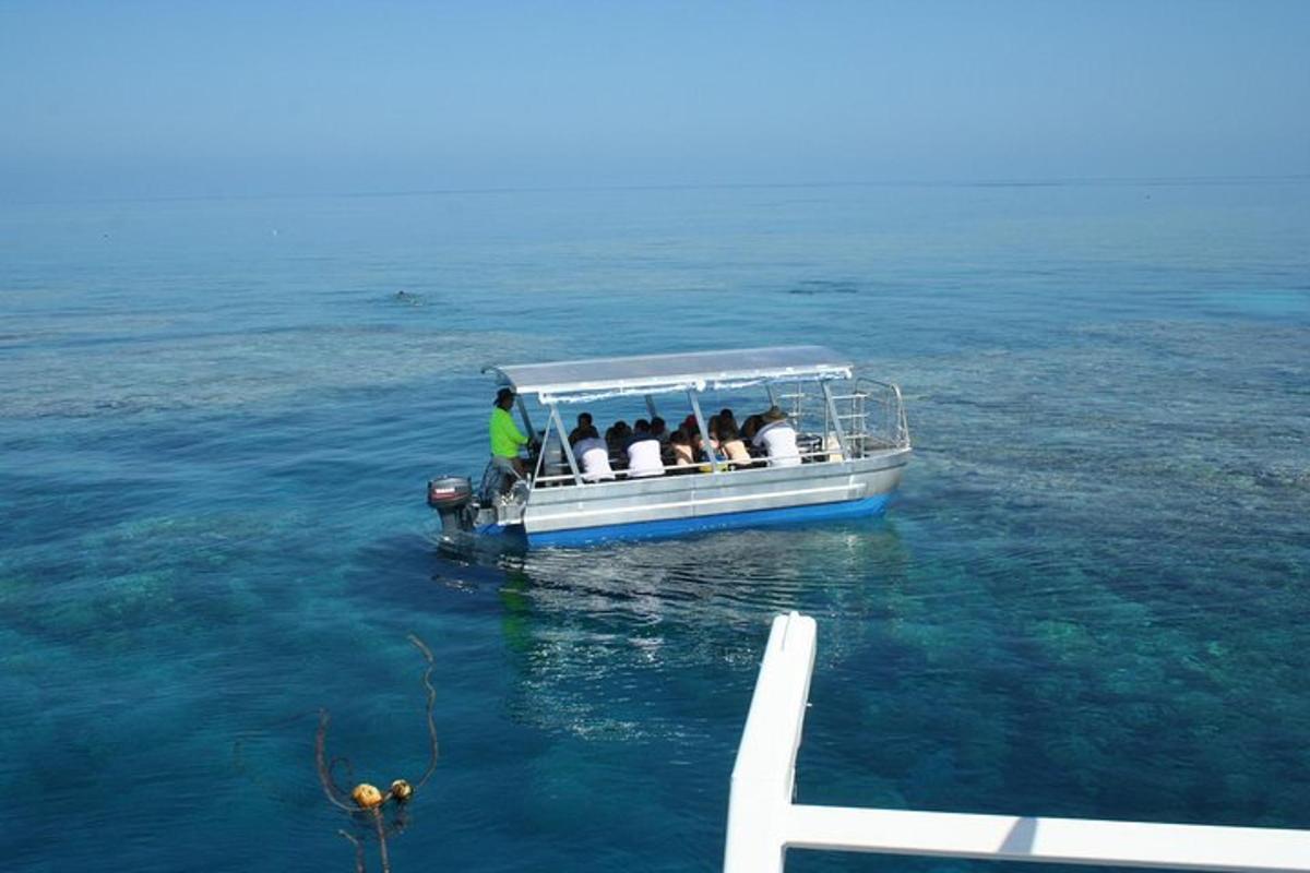 um grupo de pessoas em um barco na água