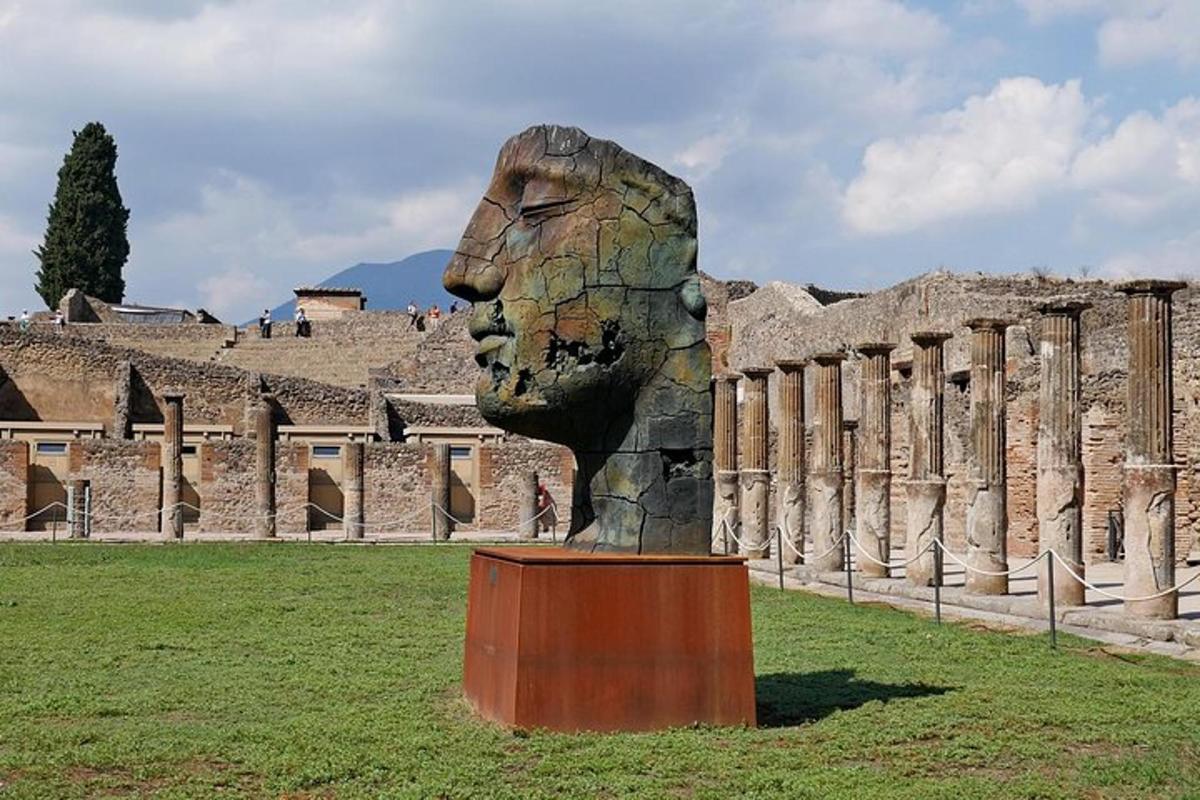 una estatua de una cabeza frente a un edificio