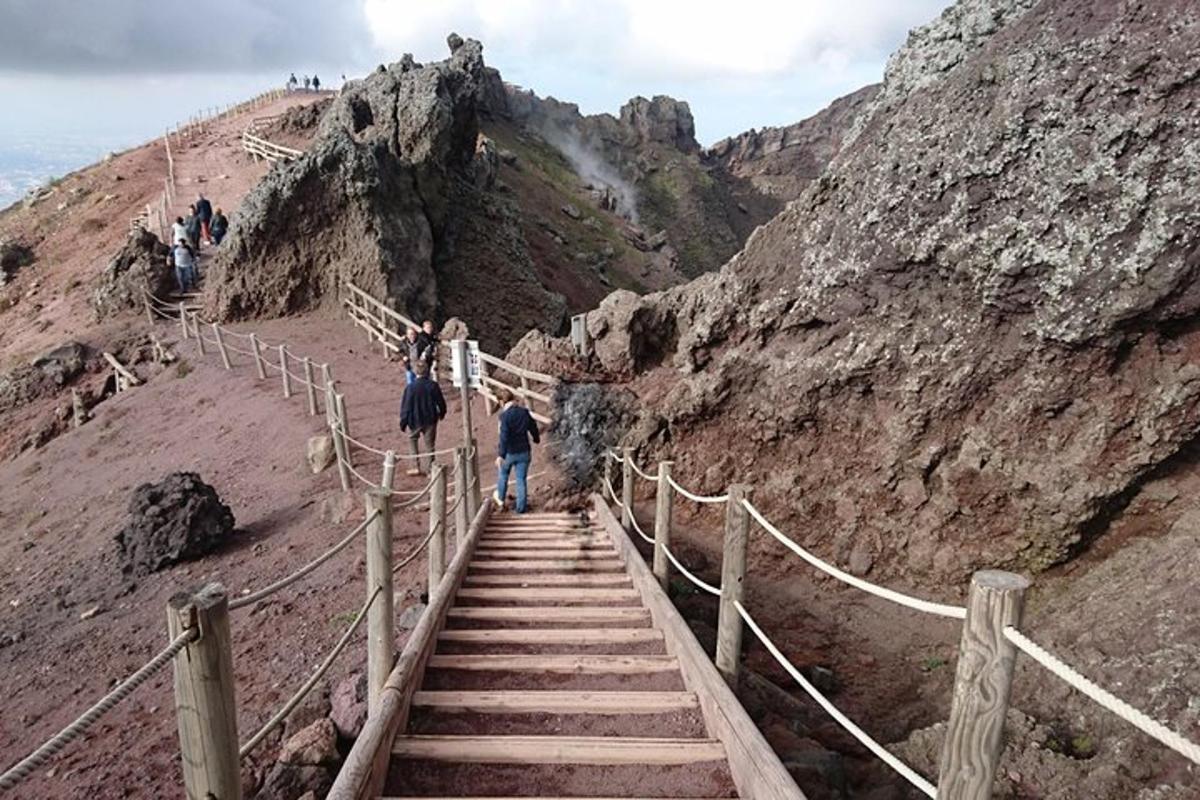eine Gruppe von Menschen, die eine Treppe auf einem Berg hinaufgehen