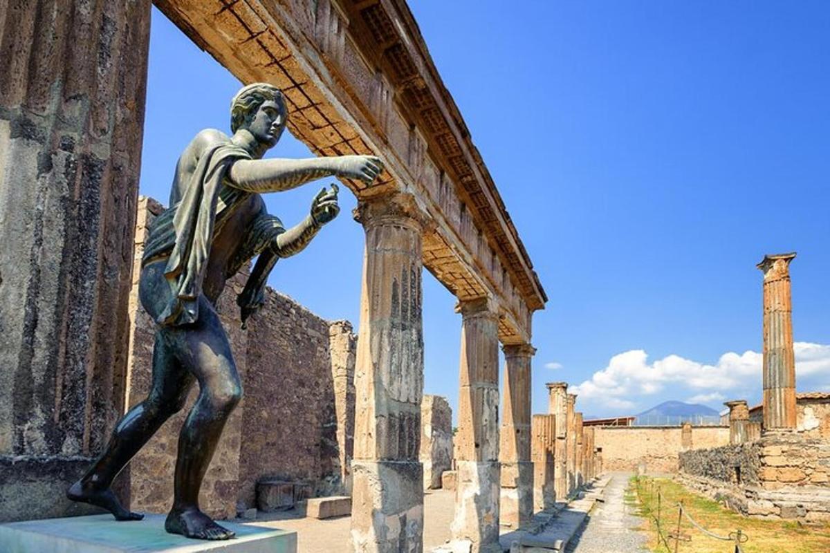una estàtua d'un home recolzat a un edifici