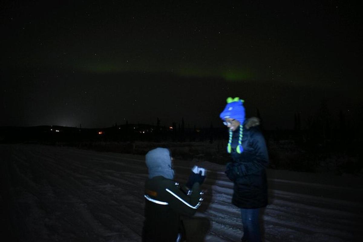 Kaks inimest seisavad öösel lumes