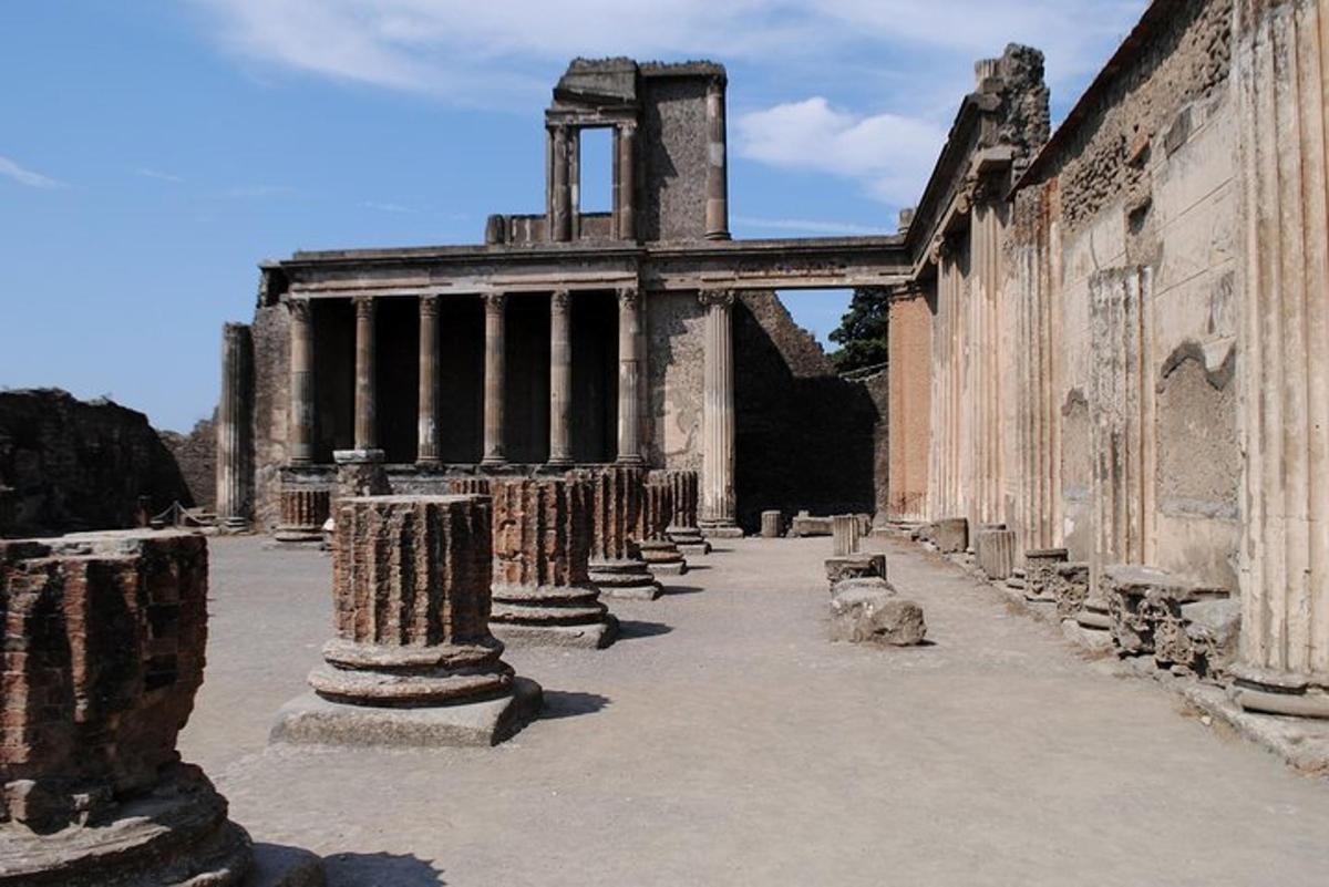 un edifici antic amb columnes en un pati