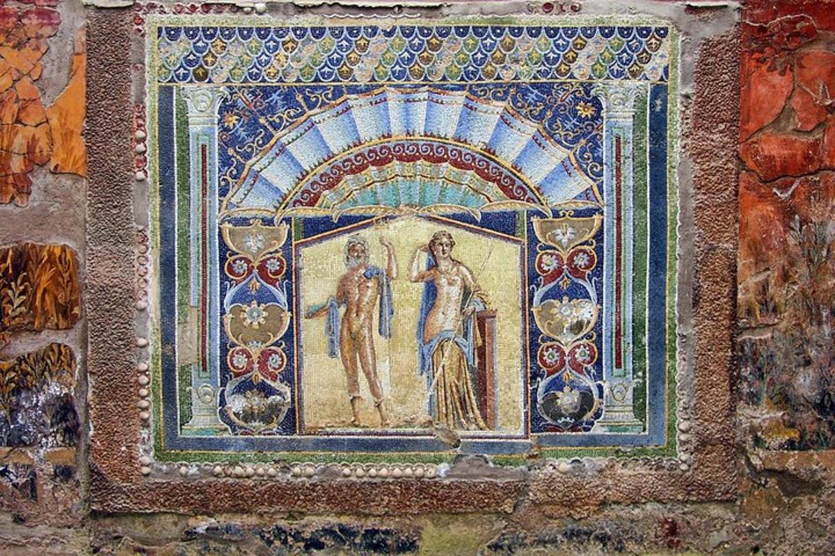 un mosaic de dues persones en una paret