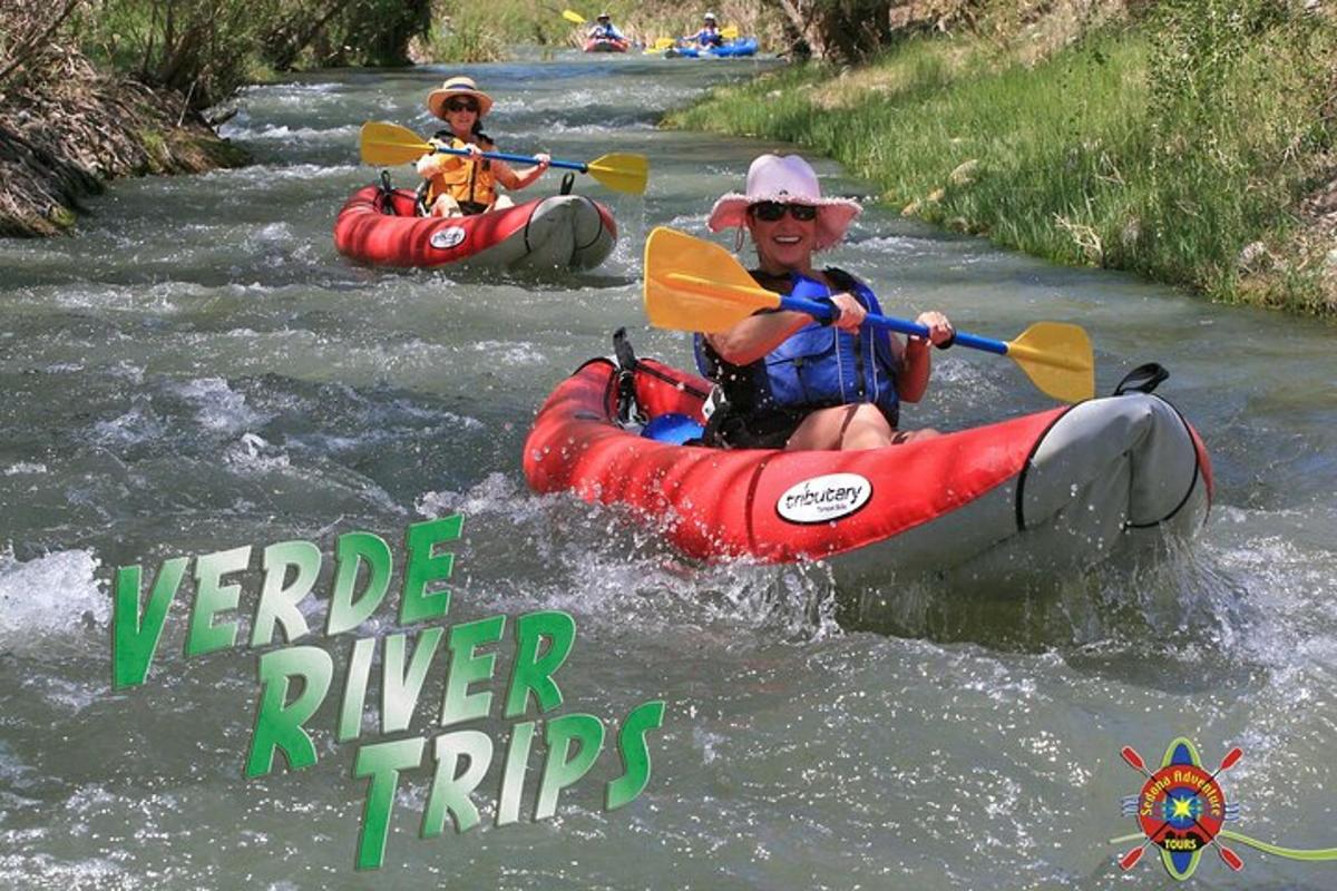 Dos personas en kayaks en un río en el agua.