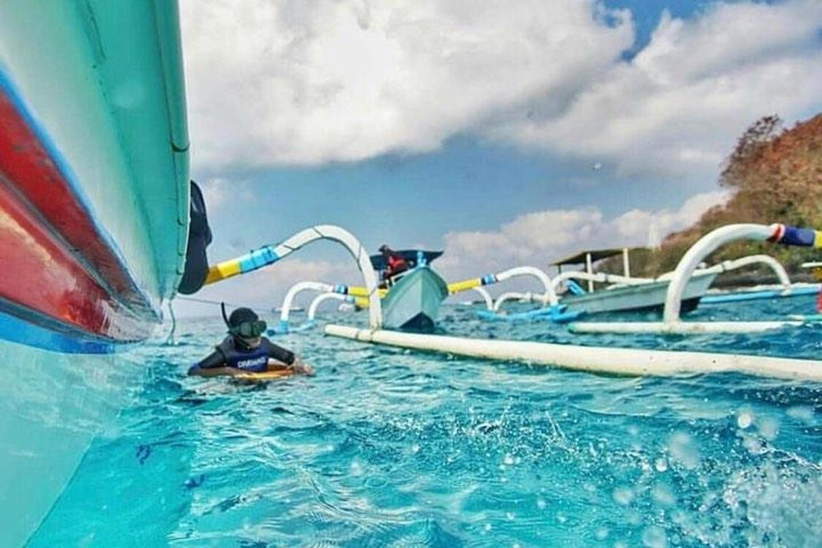 seseorang di dalam air di atas gelongsor air