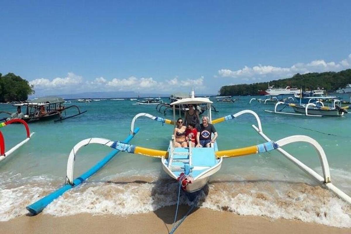 sekumpulan orang di atas bot di dalam air