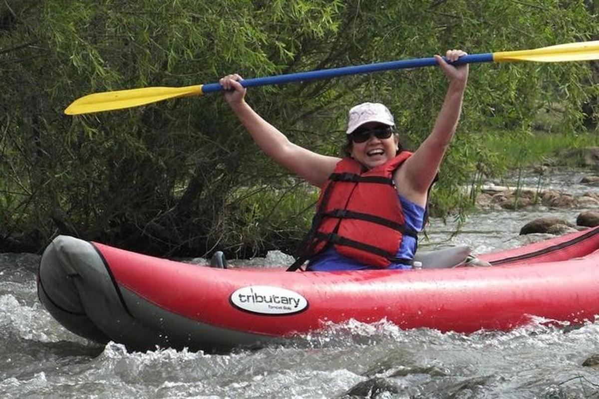 Un hombre en una balsa en el agua con un remo