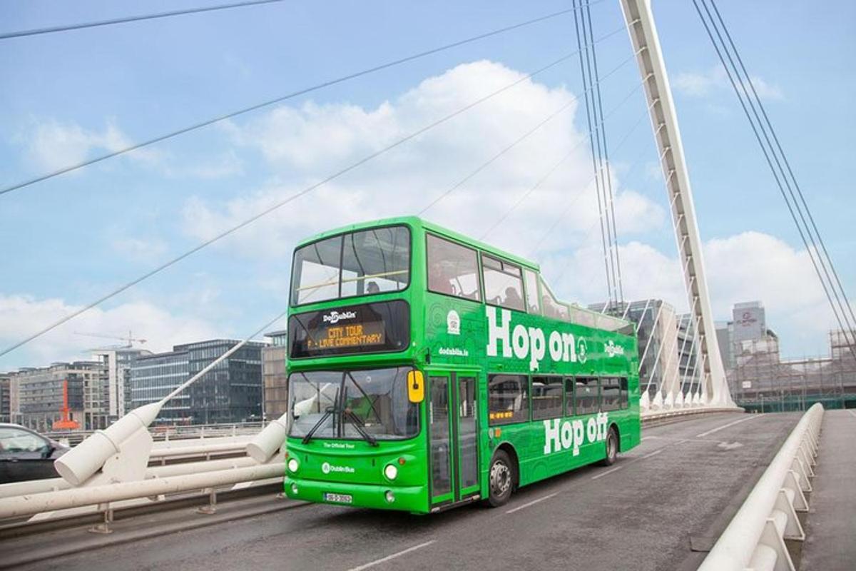 um ônibus verde de dois andares em uma ponte