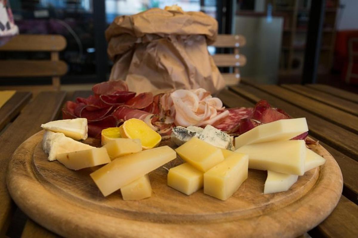 un plat de formatge sobre una taula de fusta