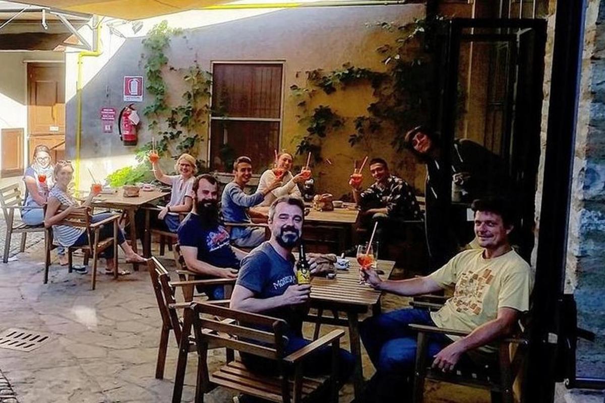 un grup de persones assegudes a les taules d'un restaurant