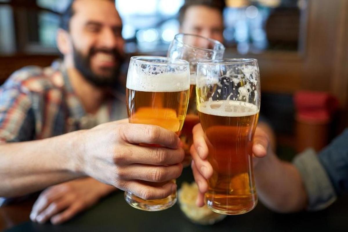 un gruppo di persone che tengono in mano bicchieri di birra