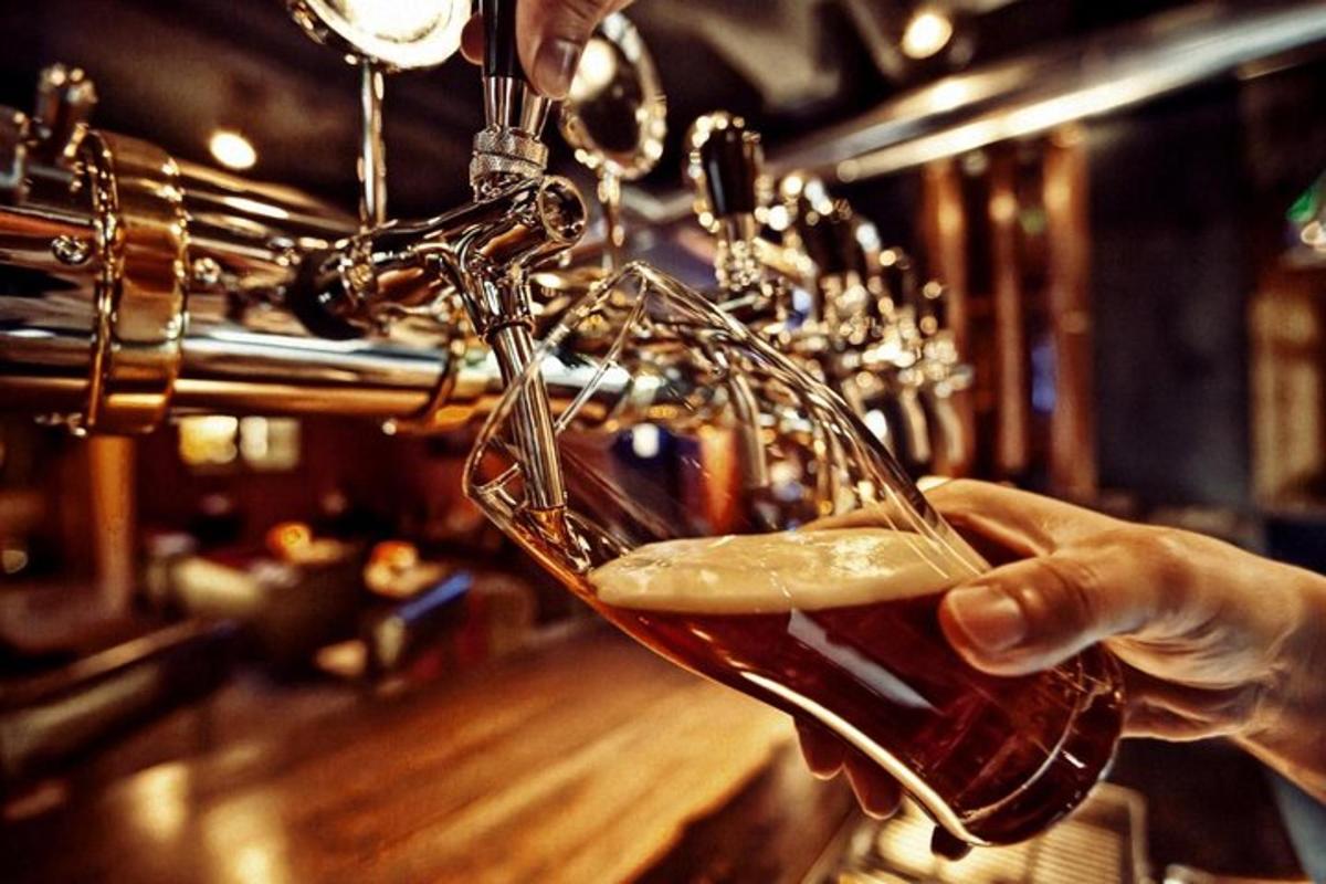 una persona sta bevendo un bicchiere di birra