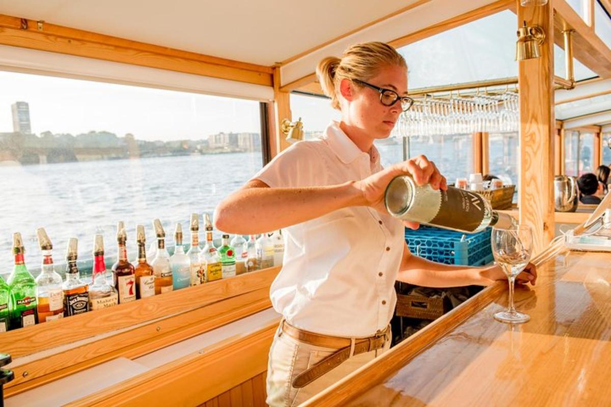 una donna che versa un bicchiere di vino in un bar
