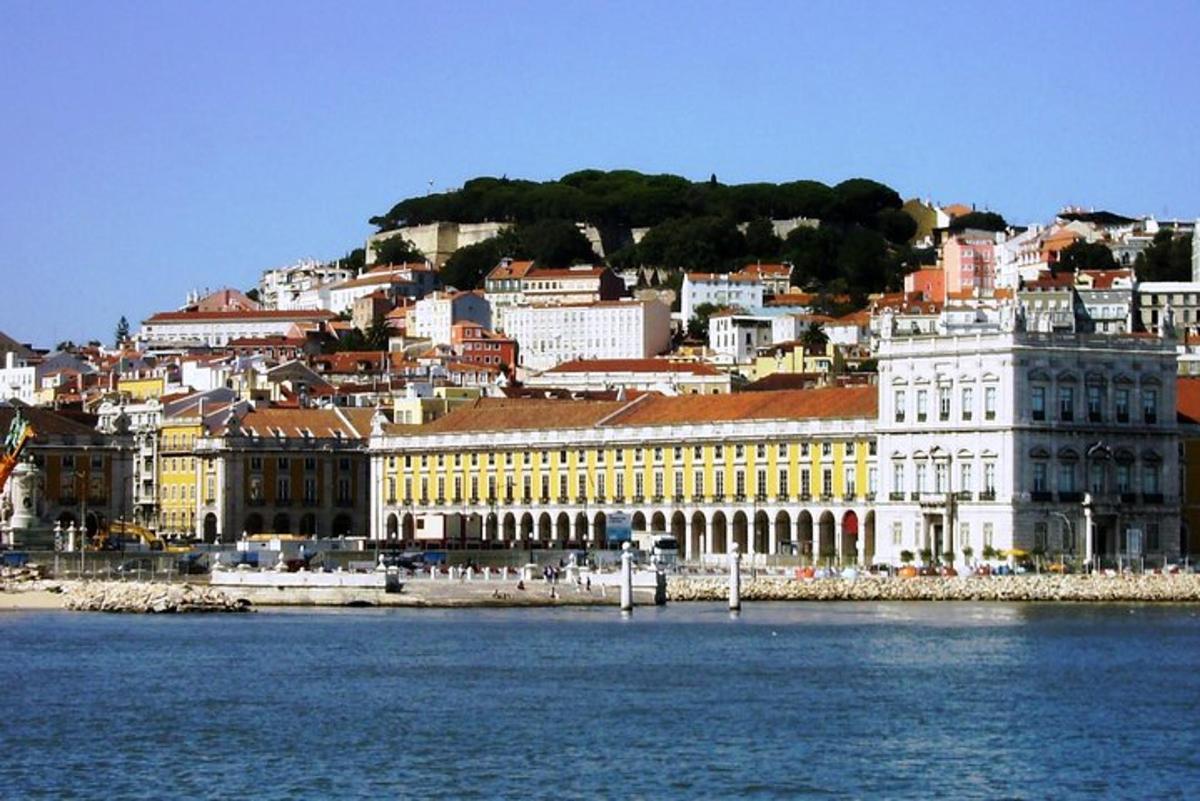 ένα συγκρότημα κτιρίων σε έναν λόφο δίπλα στο νερό