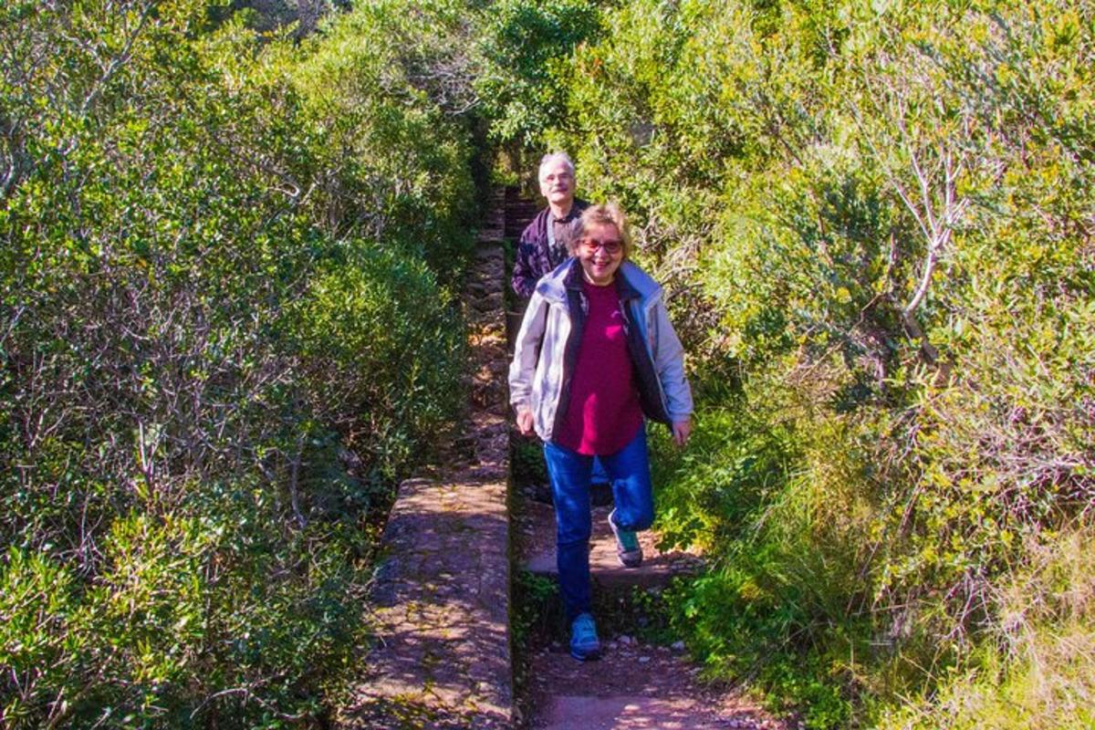 Un hombre y una mujer caminando por un sendero