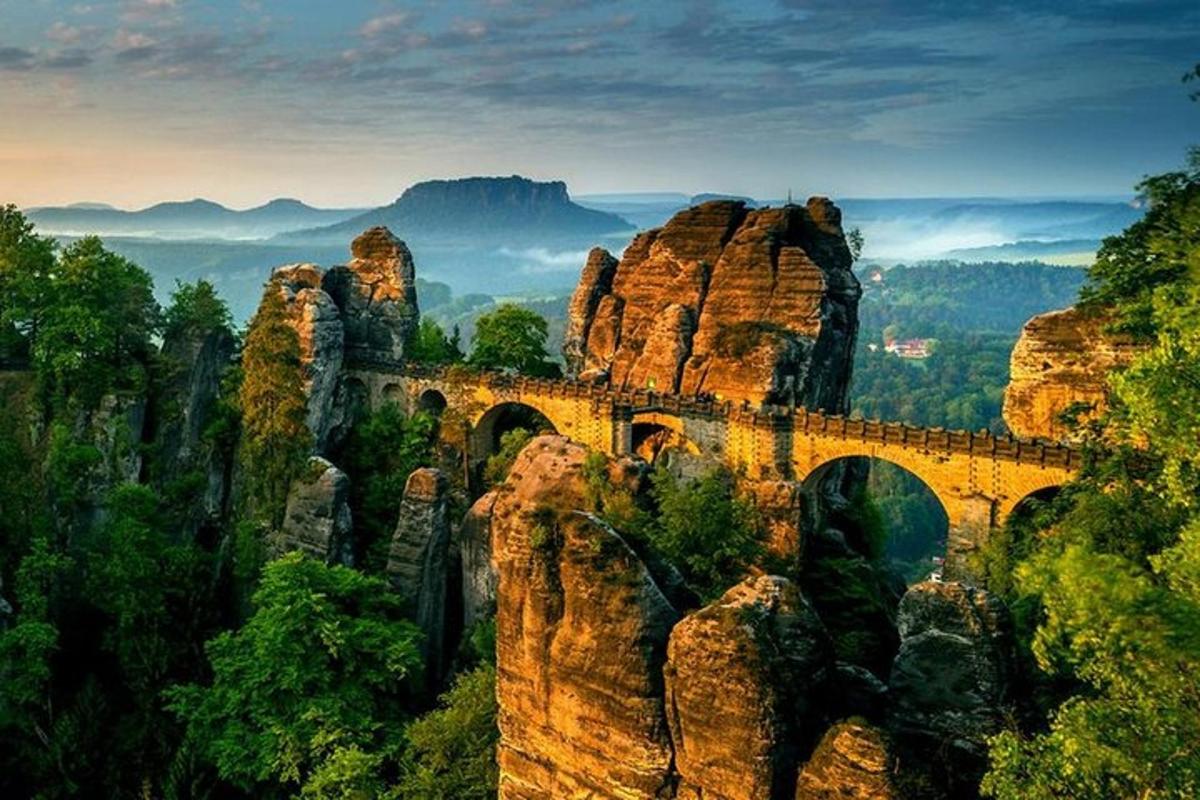 un pont sobre una muntanya a les muntanyes