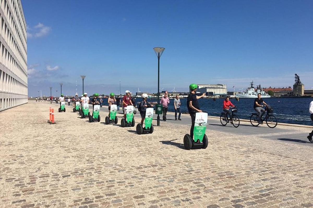 Un grupo de personas viajando en scooters en una playa