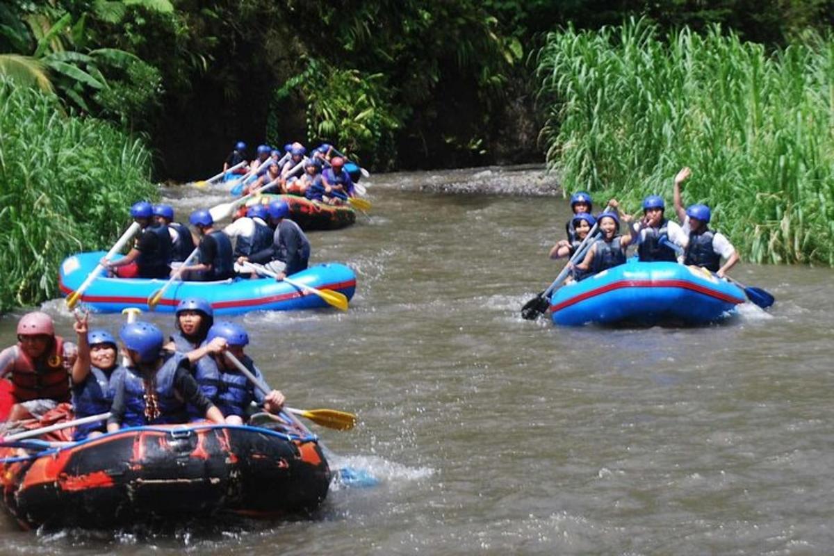 un grup de oameni care fac rafting pe un râu
