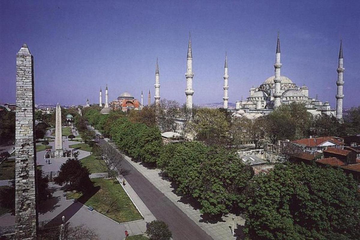 pemandangan kota dengan masjid di latar belakang